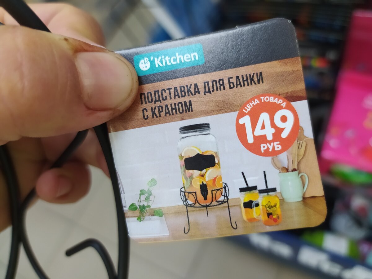 Вот так лимонадник с подставкой  выглядит в сборке. Рядом ассортимент кружек, о которых написано ниже