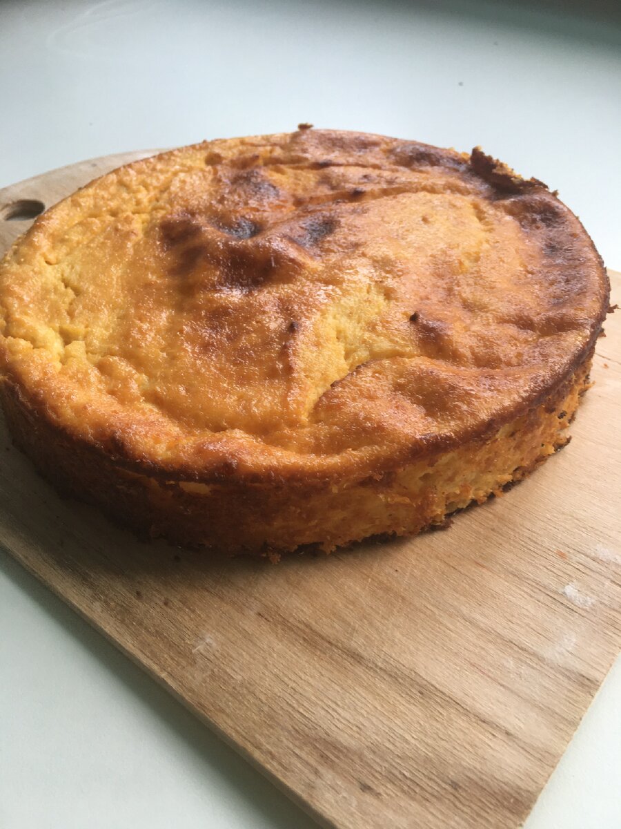 Перед тем как  сохраните себе рецепт, не забудьте поставить лайк 
РЕЦЕП ТВОРОЖНОЙ ЗАПЕКАНКИ!
Эта запеканка мне напоминает вкус детства, а точнее детского сада ! 
Итак, что нам понадобится :
500гр творога 3-5%
50гр молока 2,5%
2 яйца категории С0
100гр сиропа топинамбура ( можно использовать и обычный сахар, только надо брать его где от 50-60гр , либо по вкусу ) 
30гр сливочного масла 
30гр смолины , либо обычной манки или рисовой манки

Приготовление:
В чаше смешиваем сахар ( сироп ) с яйцами , все перемешиваем вилкой , никаких блендеров и миксеров . Далее добавляем молоко , масло сливочное , опять же хорошо перемешиваем вилкой . В самом конце кладем манку. Все хорошо объединили и оставляем нашу массу на 30мин, чтобы манка набухла ! По истечению 30 минут массу выкладываем в форму ( у меня Силиконовая, так как из нее легко достается запеканка ). Кладем в ранее разогретую духовку при t 170-180 градусов примерно 40 мин , смотрим по своей духовке .

Верхний слой :
200 гр сметаны 15%
2 ст л сгущенки ( у меня ПП без сахара )
1 яйцо категории С0

Все ингредиенты смешиваем и слегка взбиваем. 
Запеканку достаем за 15 мин до завершения выпекания , смазываем верхний слой кремом и ставим выпекаться ! 
Всем приятного аппетита !