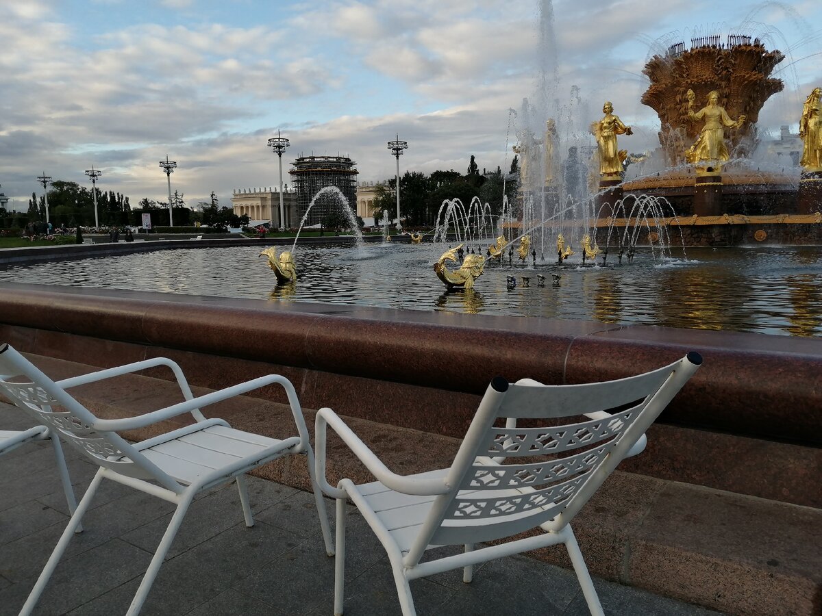 Бесплатные стулья у фонтанов на ВДНХ. Отличная идея. Фото Светы Давыдовой