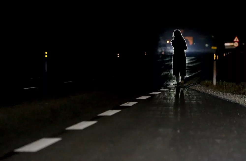 Человек на ночной дороге. Девочка на дороге ночью. Человек на дороге ночью.