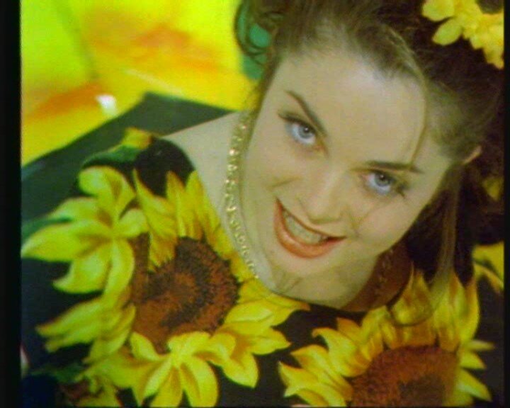 Песня королевой юность. Песня королевой юность. Королева красоты магомаев текст. Песня королевой юность. Королева красоты текст.