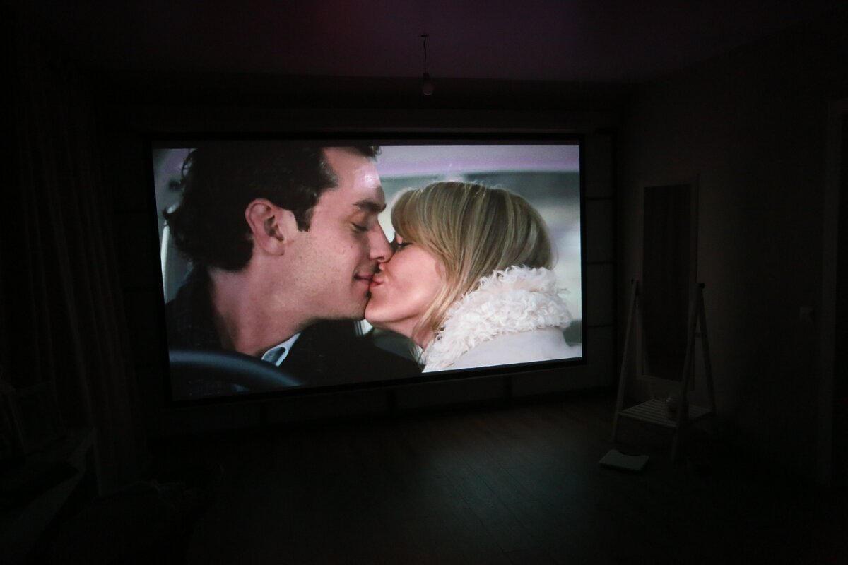 Наш "кинозал" на кровати :)