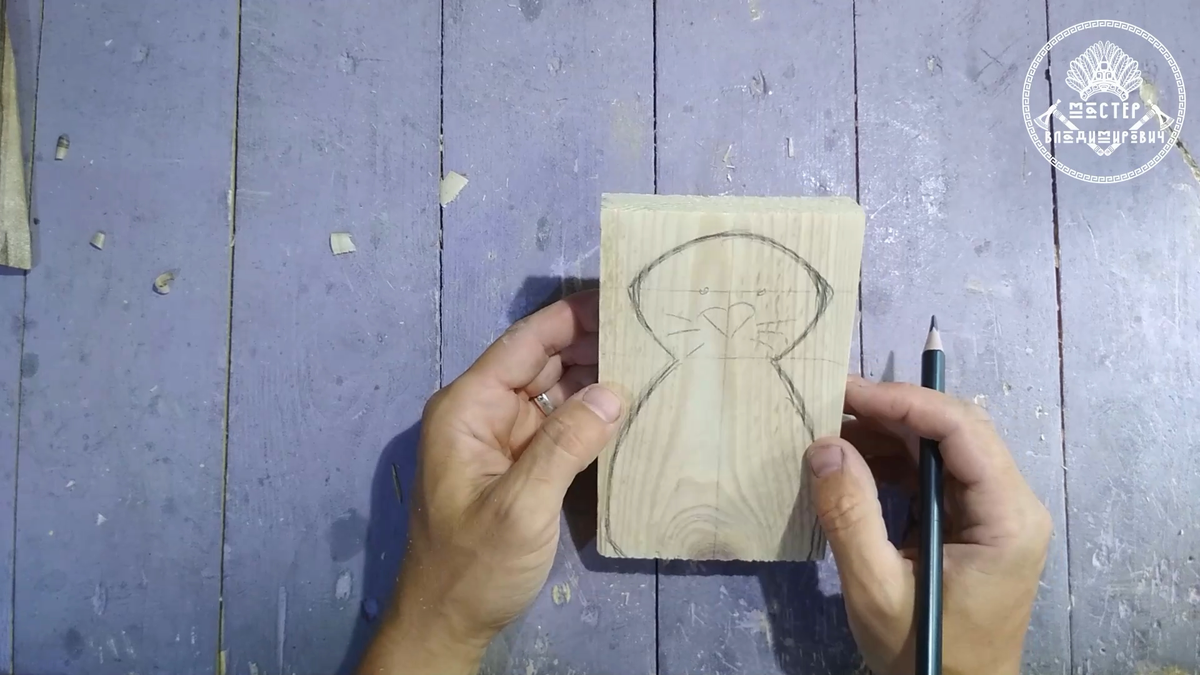 Перерисовываем контур фигурки зайца на дощечку и выпиливаем лобзиком по контуру.