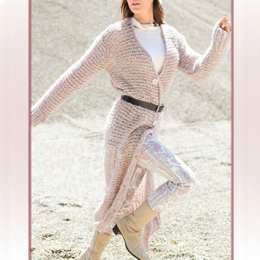 Вязаное спицами пальто модного в 2020 году силуэта