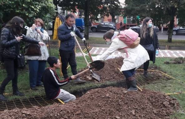 Жители пытаются остановить работы на ул. Дм. Ульянова. Фото предоставлено жителями