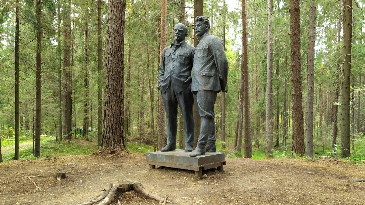 Бронзовый памятник Ленину и Сталину в Ялкале.