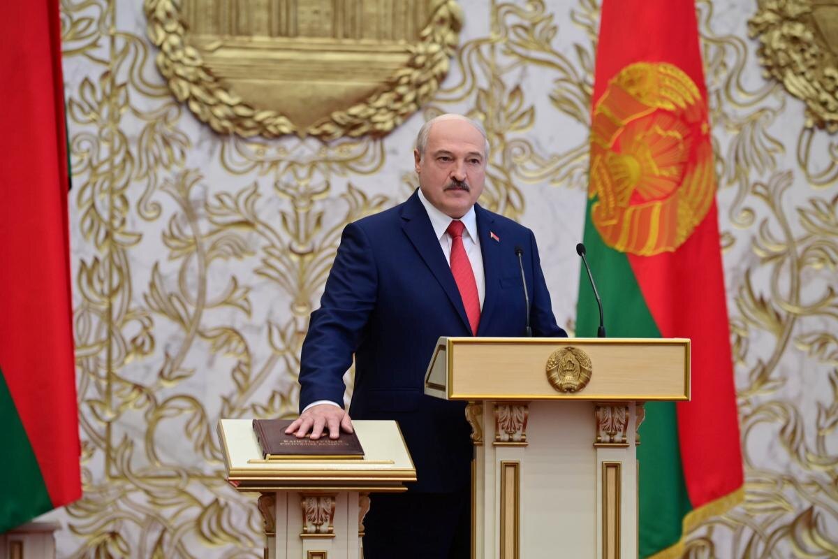 Лукашенко положил руку на Конституцию, а зачем - непонятно