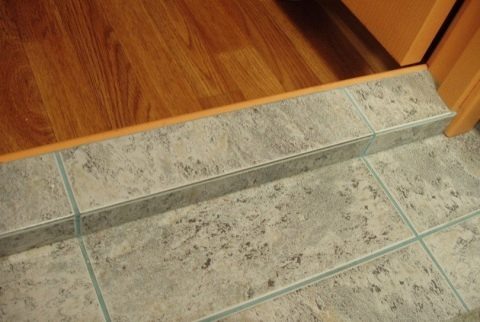 Уровень пола в туалетных и ванных помещениях должен быть ниже уровня пола в квартире на 12-20 мм. 