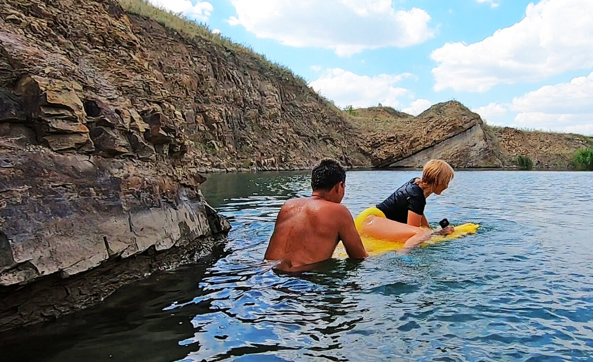 Один надувной матрасик на воде, два человека и море эмоций обеспечено! 