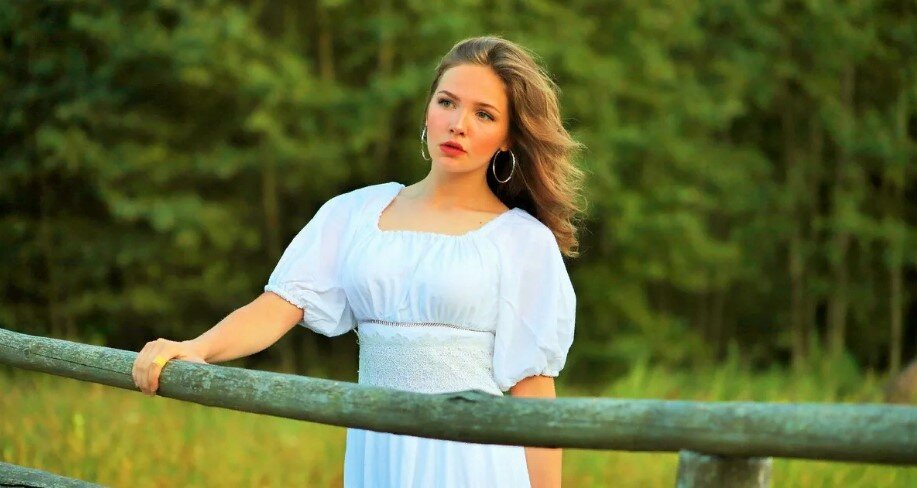 Красивая девушка на природе. Изображение с сайта Яндекс картинки