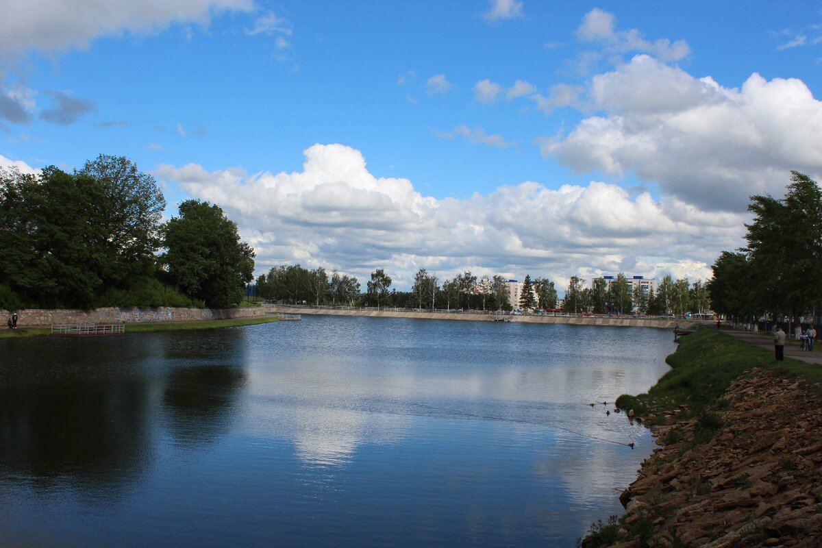 В Лениногорске полно мест для неспешного моциона. Фото мое.