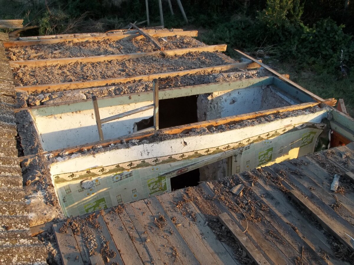 Демонтаж крыши пристройки