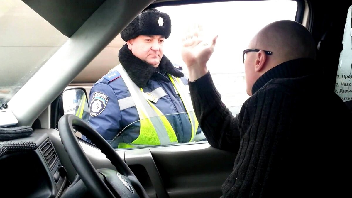Водитель хамит инспектору ГИБДД