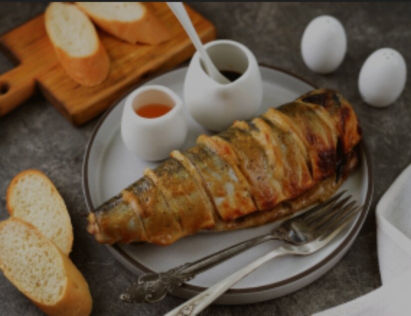 Очень вкусный и быстрый рецепт запекания в духовке скумбрии в горчице с майонезом. Я добавила немного соевого соуса вместо соли, он хорошо сочетается с остальными ингредиентами. Лимонным соком можно полить тушку рыбы или же добавить его в состав соуса - вкусно одинаково.