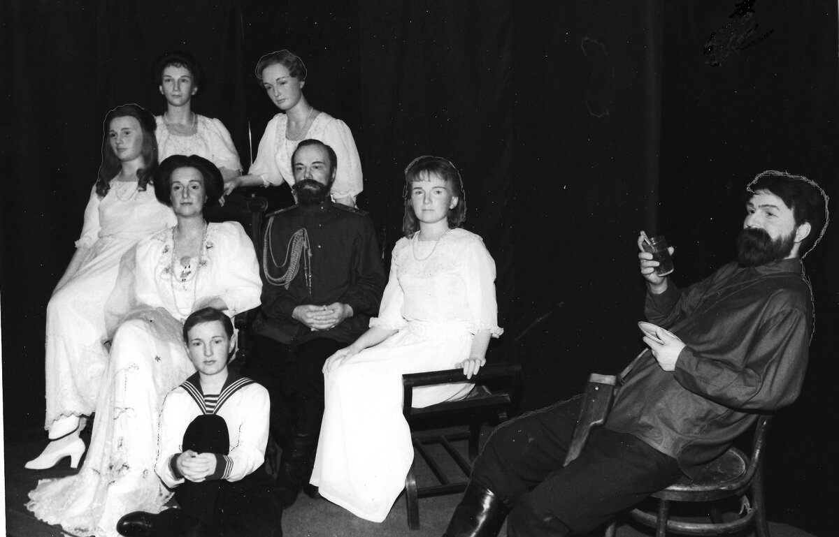 Это восковые фигуры - царь Николай II со всей семьей и руководитель расстрела Яков Юровский. Снимок сканирован автором блога с имеющегося у него в архиве оригинала на фотобумаге.