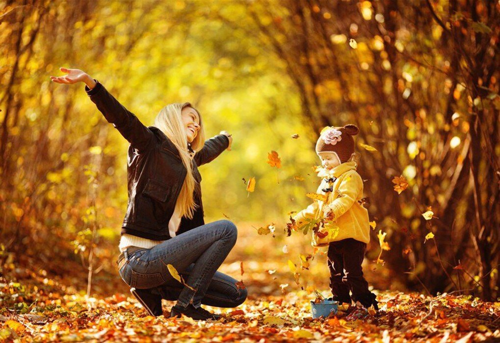Он любит играть листьями. Осенняя прогулка. Прогулка в осеннем парке. Маа осенью в парке с детьми. Осенние прогулки с детьми.