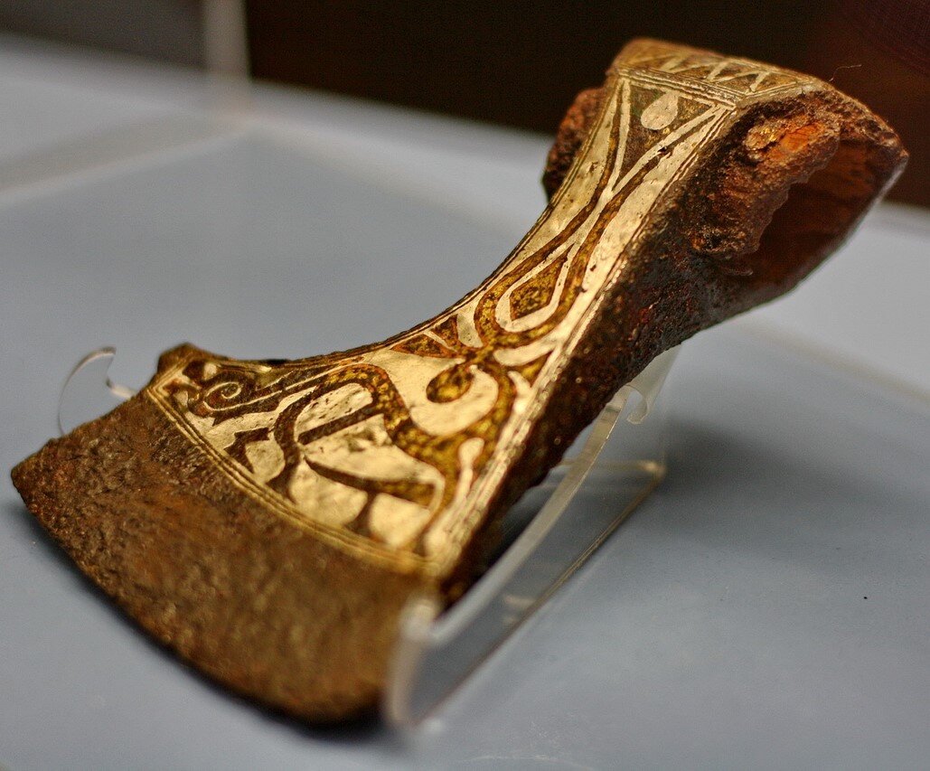 Богато украшенный топорик из кургана.