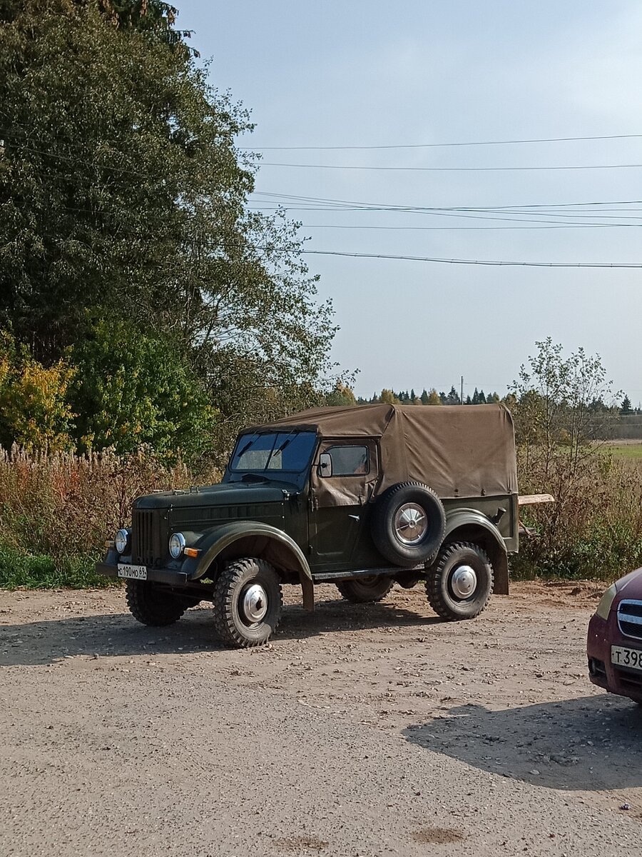У того магазинчика, кстати, сфотографировал вот такой редкий экземпляр автомобиля)))