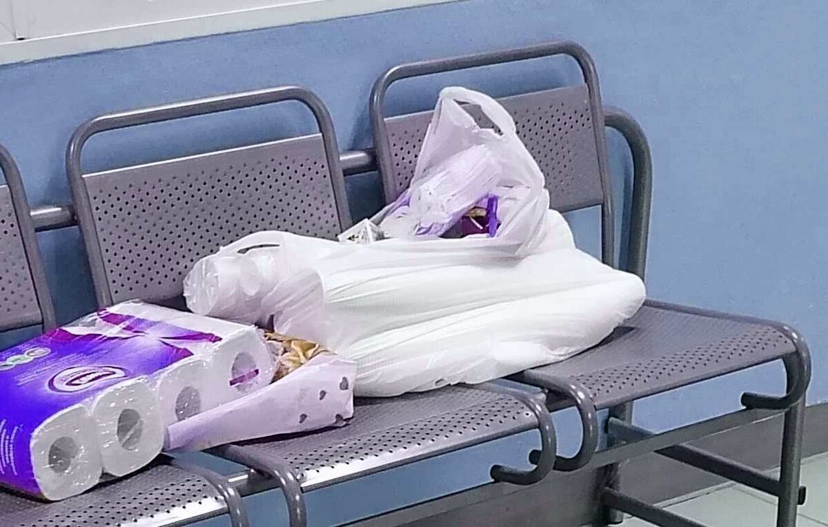 в белом пакете стаканчики