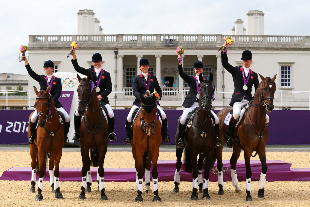 Team horse. Конный спорт награждение. Конный спорт победа. Награды в конном спорте. Конный спорт победители.