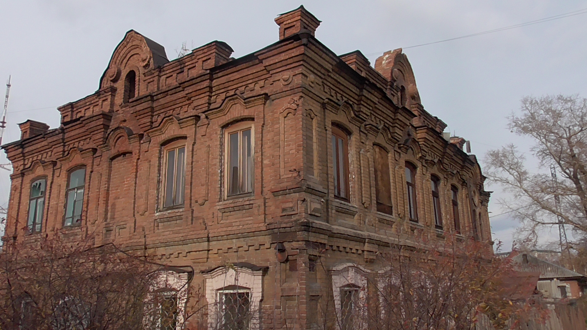 ПО БИЙСКУ ПЕШКОМ. СТАРИННЫЕ ДОМА - ЗАМКИ В ОКРУЖЕНИИ МУСОРНЫХ КУЧ.