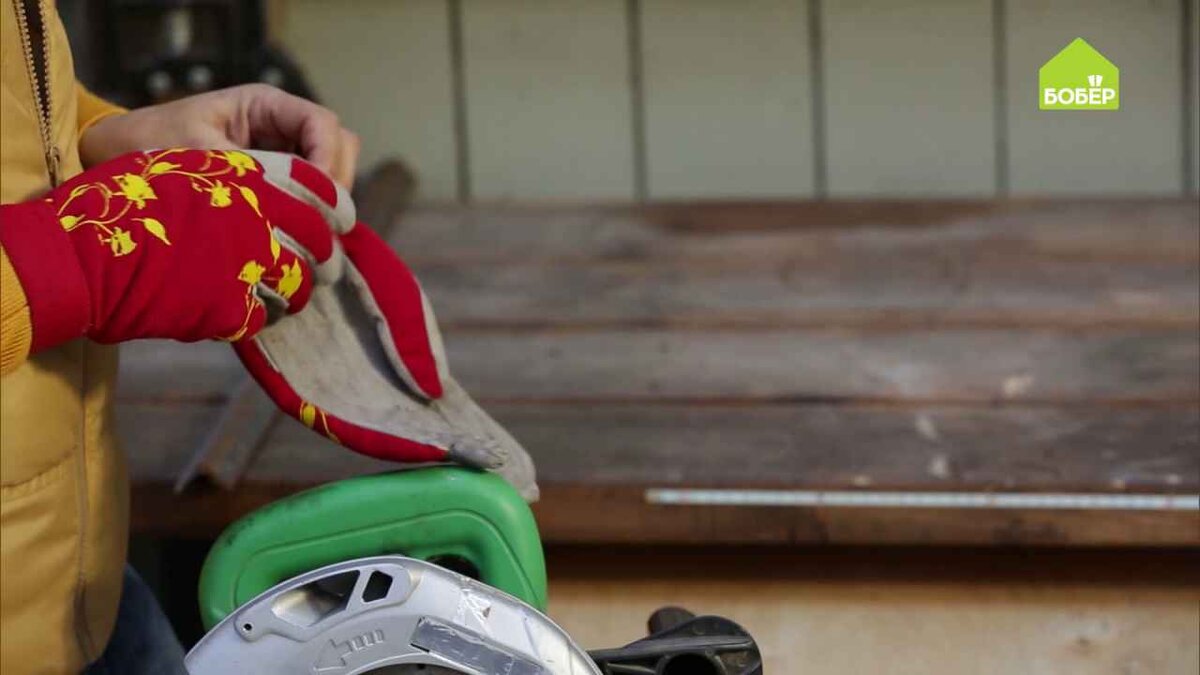 При работе с циркулярной пилой рекомендуется надевать перчатки.