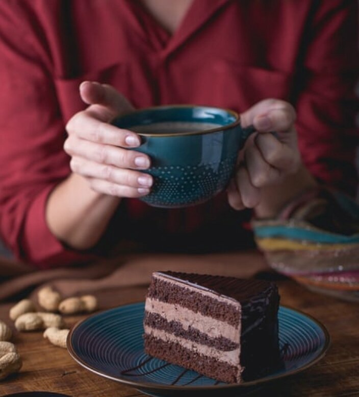 Она просто заедает сладостями свои проблемы .которые муж не может понять, потому что не хочет. Сладкое стимулирует центр удовольствия в мозге. ..Чего ей не хватает?..