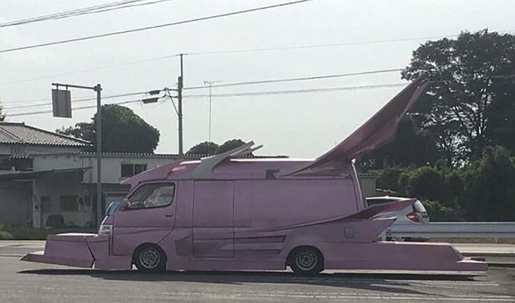 A SPACESHIP THAT MOVES ON THE GROUND