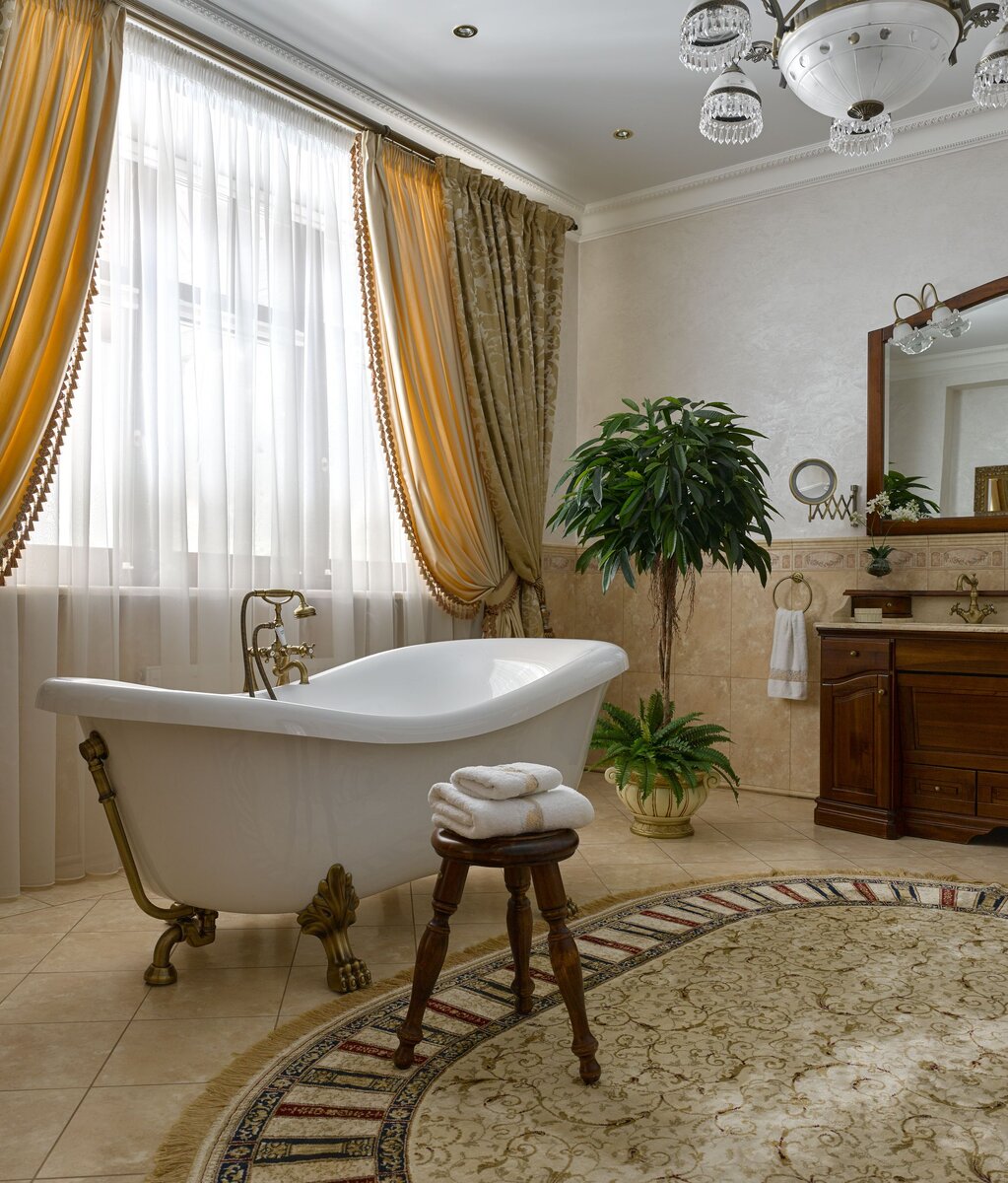 Композиция из искусственной лонгифолии и папоротника для ванной комнаты в загородном доме от Treez Collection.