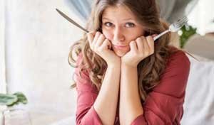 Когда  вы действительно голодны, ваше тело посылает в мозг сигнал, что вам  нужно поесть. Когда ваш желудок пуст, вы можете почувствовать, как он  урчит. Вы даже можете заметить ощущение пустоты в животе. Если вы ничего  не едите, когда начинаете чувствовать себя так, у вас может развиться  головная боль, тошнота или проблемы с концентрацией внимания. Вы также  можете почувствовать сильную слабость, упадок сил  или головокружение.