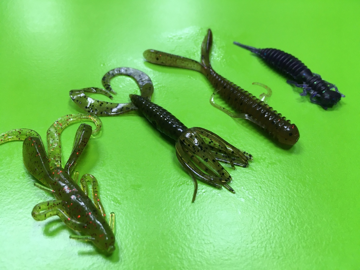 Рачки паучки и т.д.)) Ловят на плавной подаче, с паузами до 10 сек.