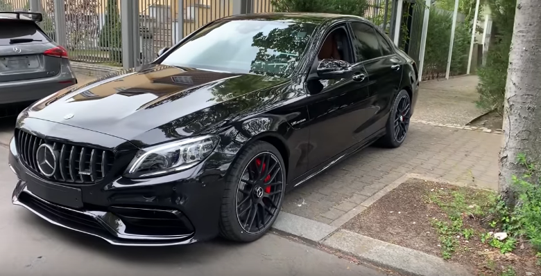 Дизайн передней и левой боковой части кузова спортивного седана Mercedes AMG C63 с комплектацией S.