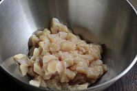 Прежде всего нужно нарезать филе куриного бедра без кости на мелкие кубики. Филе куриного бедра можно заменить на филе. По желанию курицу можно заменить на свинину, индейку, утку или гуся.