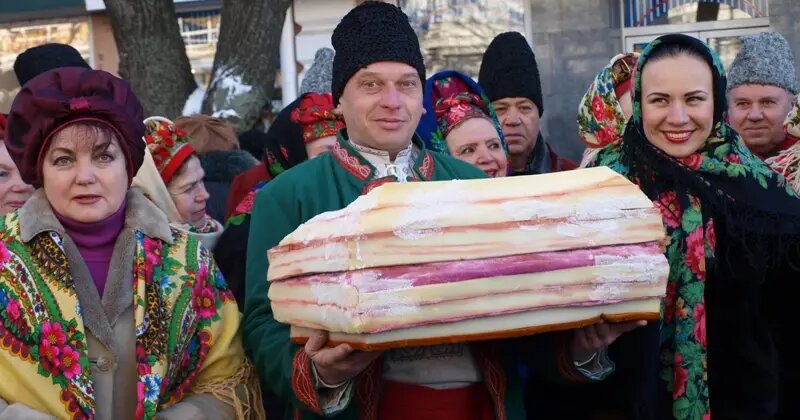 Сало, соленое или сдобренное солью и перцем, считается символом украинской национальной кухни. Но употреблять сало в пищу придумали совсем не в Украине. У этого продукта было немало поклонников в Европе еще тысячи лет назад и уже тогда он высоко ценился за питательность и необычный вкус. Как сало оказалось на Руси и почему стало у нас по-настоящему культовым блюдом?Сало в Древнем Риме и в Средневековой Европе
Ученые считают, что слово «сало» — праславянское и произошло от слова «sadlo», что значит «сидеть», «садиться». Сало и на самом деле как бы оседает поверх мяса, образуя отдельный слой. Слово это сохранилось в некоторых славянских языках. Например, в словацком «sadlo» до сих пор означает сало.
ИНТЕРЕСНОЕ В СЕТИ

Первое упоминание сала встречается в античных документах. По словам древних историков, именно этим продуктом питались работники римских каменоломен. «Лардо» — особый сорт соленого сала, был прекрасным продуктом для людей, работающих много и тяжело. Всего несколько кусочков сала, благодаря высокой калорийности, могли надолго унять голод и обеспечить организм энергией.Кроме этого, у древнеримского сала было важное для работников свойство — оно портилось на жаре гораздо медленнее мяса. Чтобы придать «лардо» его фирменный вкус, его солили особым способом. Для этого применяли исключительно морскую соль и чеснок, причем последний добавляли по специальной технологии.
«Лардо» готовили в корытах из каррарского мрамора, которые натирали чесноком, перед тем как поместить туда посыпанное морской солью свиное сало. В емкости добавляли смесь из специй и затем продукт оставляли на полгода в винном погребе или пещере «дозревать».Спустя время «лардо» из еды рабочих перешло в разряд блюд национальной кухни и его даже поставляли в другие страны на экспорт. Император Юстиниан, зная о питательности этого блюда, сделал его обязательной частью рациона легионеров. Армия Рима несколько столетий была крупнейшим потребителем соленого сала со специями в Европе, а может и в мире.В Средние века сало особенно любили монахи. Согласно легенде, первым ввел обычай употреблять этот продукт святой Бенедикт, основатель монашеского ордена бенедиктинцев. Сало приравнивалось по своей полезности к свиному мясу, с которым было неразрывно связано «подобно тому, как вино связуется с виноградной лозой». При этом сало было дешевле самой свинины.
Яндекс.ДиректСтроите сеть в Tiens?
Монастырские кухня использовали сало очень широко. В средневековых книгах часто встречаются такие вот интересные рассказы о скромной пище святых отцов:«После того как монахи-повара вымыли руки, лицо и прочли три предписанные молитвы, они моют бобы в трех водах и затем ставят их вариться на огонь в котле с водой. Потом их перекладывают в другую посудину с плотно закрывающейся крышкой. Бобы приправляют свиным салом. Сало нужно добавлять не в процессе варки овощей, а в самом конце».
Пользовалось спросом сало и у мирян. Есть основания предполагать, что Христофор Колумб, чтобы предотвратить голодный бунт на своих кораблях во время первой экспедиции, раздал матросам соленое сало, предназначавшееся для продажи и обмена с жителями дальних стран. По сравнению с протухшей дешевой солониной это была настоящая пища богов!
Сало и украинцы
Можно подумать, что в Украине сало ели всегда, но это не так. Интерес к этому продукту появился на берегах Днепра гораздо позже, чем в других европейских странах. Активно есть сало украинцы начали только в 17 столетии, в самый разгар турецких и татарских набегов.Так что культ сала и вообще свинины был вынужденным. Мусульмане, всегда угонявшие с собой скот, были равнодушны к свиньям, которых им запрещала употреблять в любом виде их вера. В ту пору на территории Украины сало в народе начали употреблять с чем только можно — с борщом и варениками, в пирожках и колбасах. Так местные жители надежно защитили свои припасы от татарской жадности. Когда нашествия остались позади, сало осталось любимым кушаньем.В наши дни сало прочно ассоциируется с Украиной. Традиционное украинское сало с солью, перцем и чесноком считается классикой, но при этом существует множество других рецептур, как сложных, так и самых простых. Сало можно добавлять куда угодно, особенно если оно пережарено в золотистые ароматные шкварки.Сало стало настоящим предметом культа и попало не только в кулинарную традицию украинского народа, но и в фольклор. Песни и анекдоты про сало стали неотъемлемой частью устного народного творчества, а в 2011 году во Львове даже открылся музей «Сало», где представлены фигуры Мэрилин Монро, Тараса Бульбы, Николая Гоголя из сала, а также живописные полотна с легендарным блюдом. Более того, недавно в одном из научно-исследовательских институтов страны создали искусственное сало!
