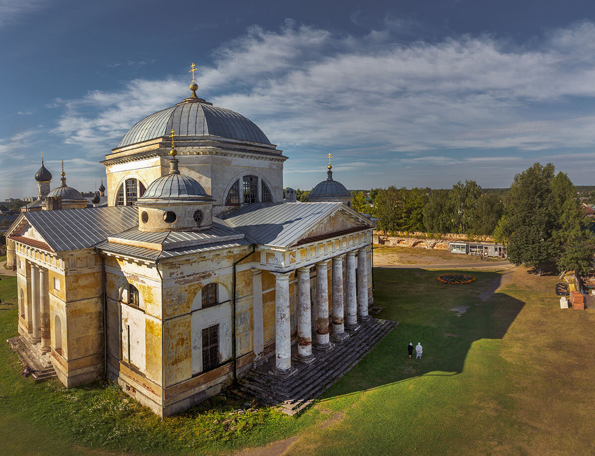 Сейчас башня с которой сделано первое фото- на реставрации, но можно подняться на соседнюю. 