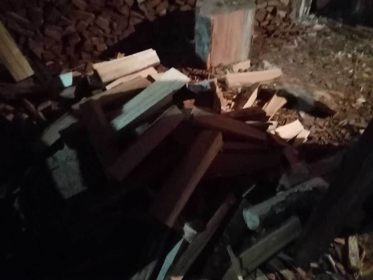 Потом колю их на мелкие, сучки и все отходы пойдут в баню. Фото автора.
