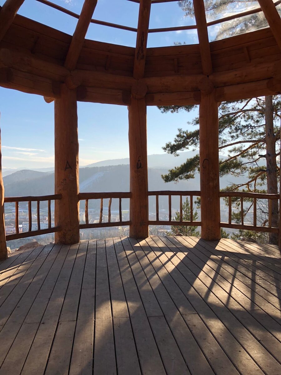 До этой беседки ведут ступеньки, а дальше начинается бездорожье