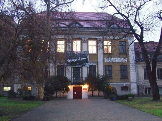 Как купить тур он-лайн дешевле
Этнографический музей – филиал Национального музея, расположенного в Познани. Музей размещается в здании бывшей масонской ложи, построенном в начале 19 века.