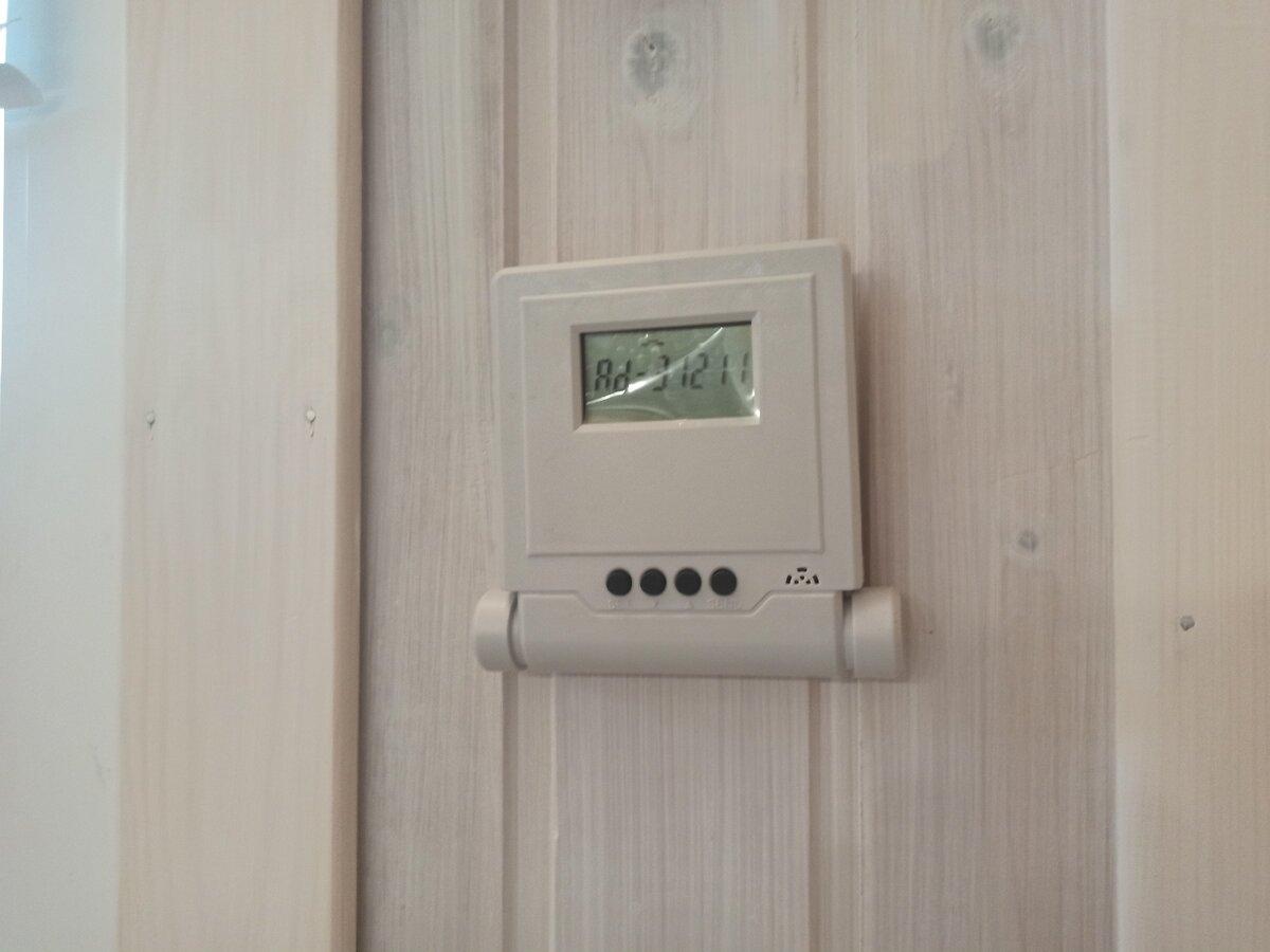 вот он, тот самый пульт, висит теперь у нас дома. Что-то показывает...