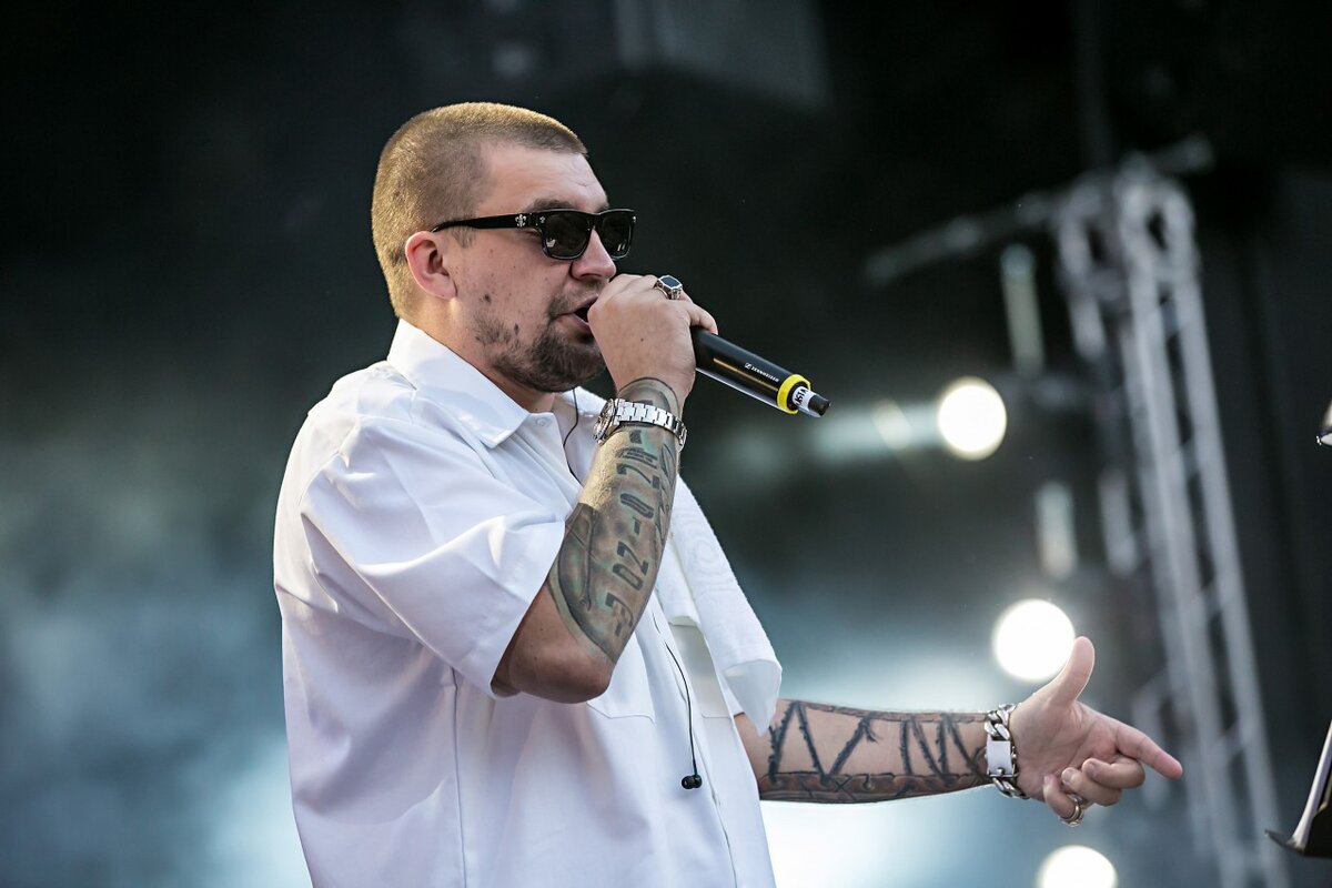 Репер Баста на концерте: взято из Яндекс Картинок