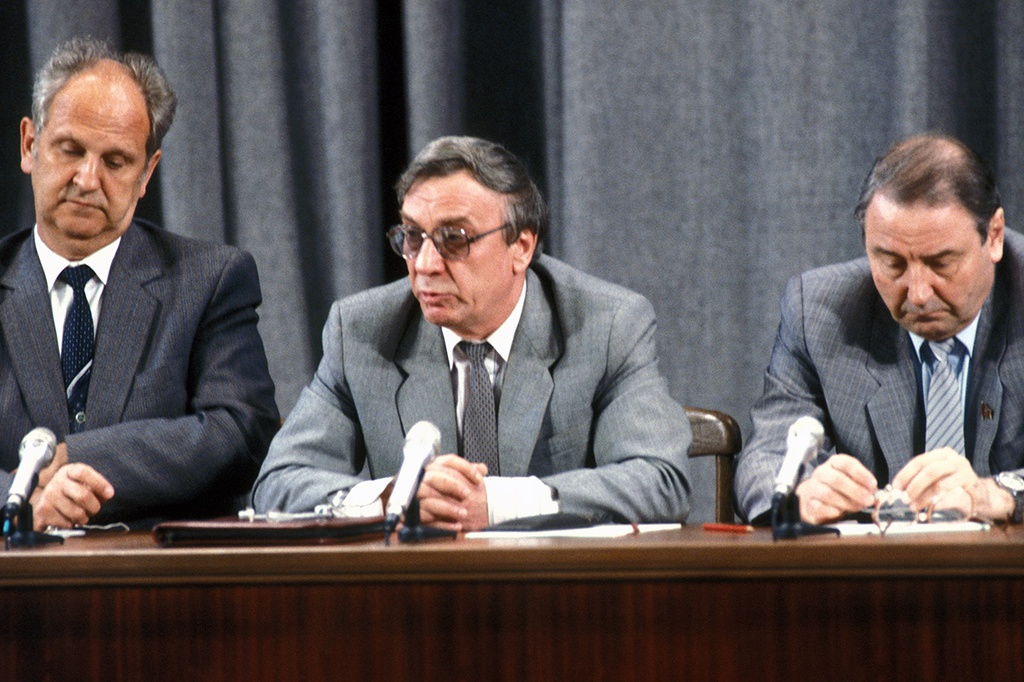 Выступление ГКЧП. Г. Янаев в центре. Фото из открытых источников.