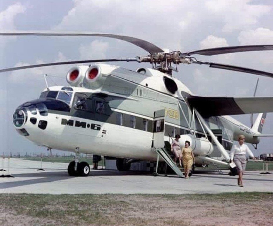 «Под крылом самолёта о чём-то поёт Зелёное море тайги»