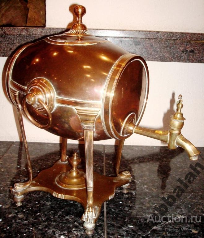 Коллекционный гиревой самовар БОЧКА, очень редкая форма тулова в виде бочонка. Без клейм.  Первая половина 19-го века. Материал копуса красная медь, обвес из латуни,  тулово на четырёх львиных лапах, нагревательная гиря сохранилась. Состояние очень хорошее, обычные следы времени и пользования,  без дефектов и ремонта.   Высота 42 см,  емкость самовара около 3 л, вес 5,3 кг. 