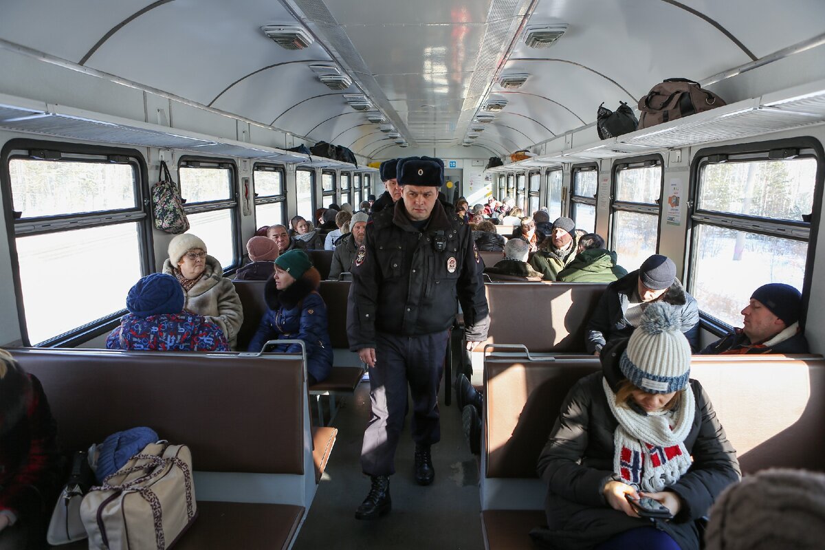 Электричка в час пик. Жд станция тоннельная анапа. Безопасно ли ездить на поезде. Поездка на поезде с детьми. Несчастные случаи на железной дороге.