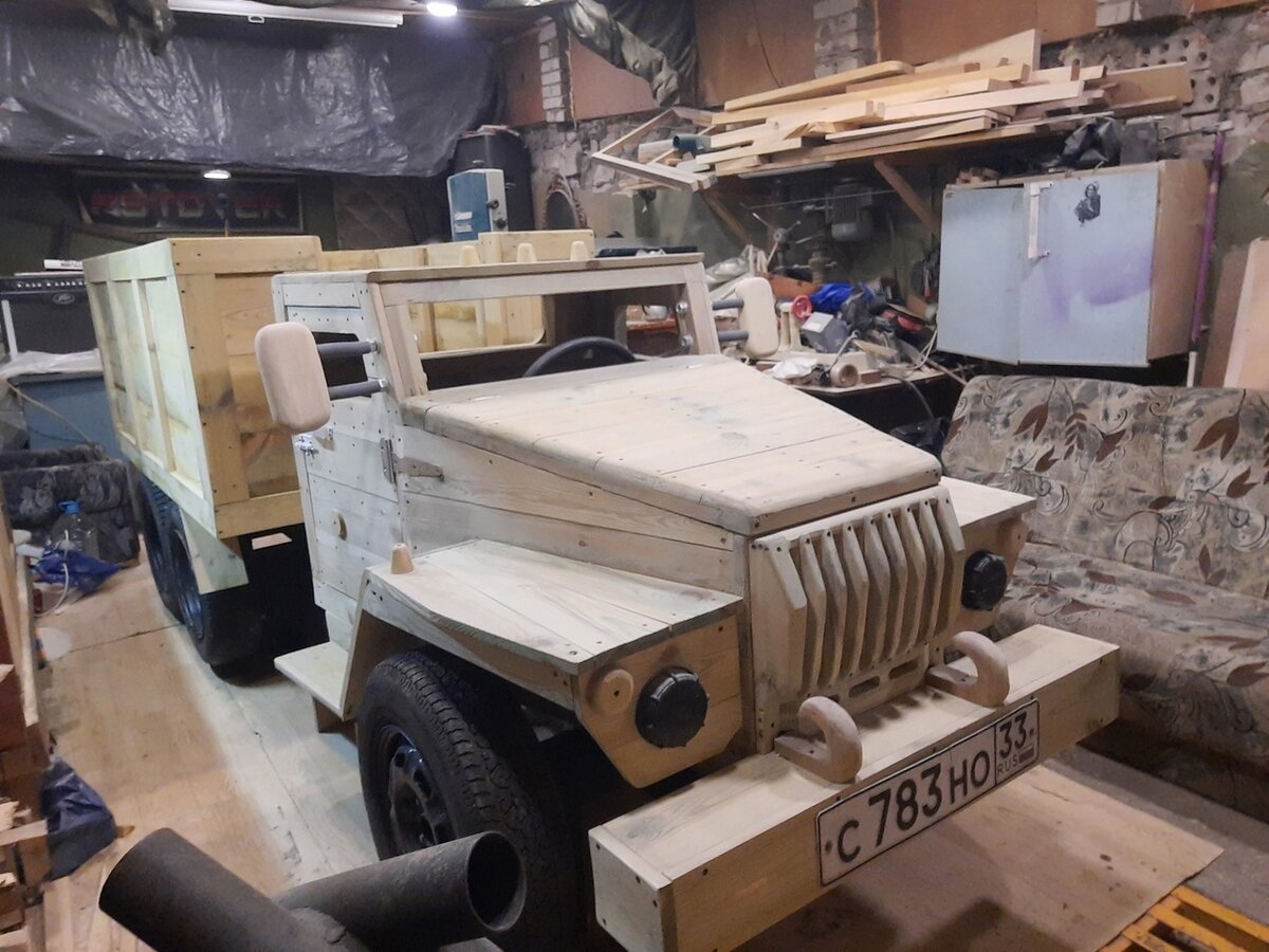 Макет автомобиля для детской площадки в процессе изготовления