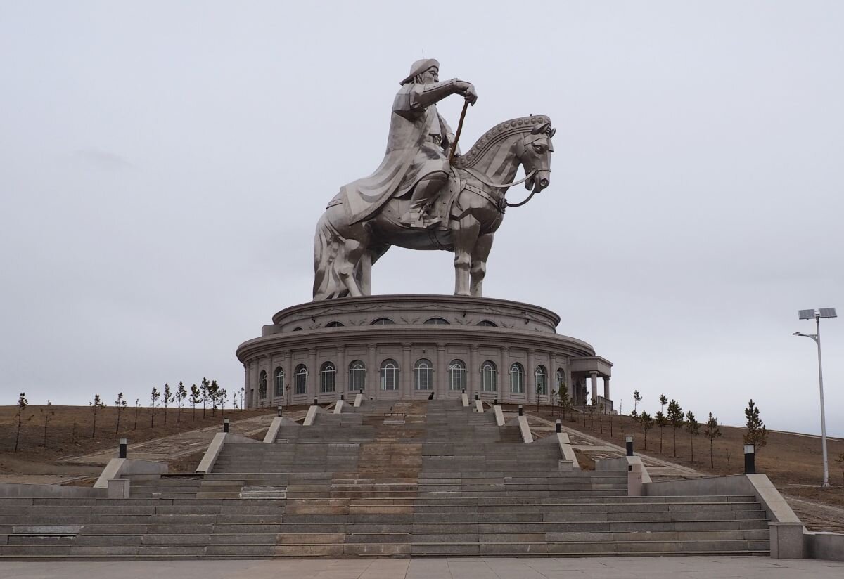 Чингисхан. Самая высокая конная статуя в мире