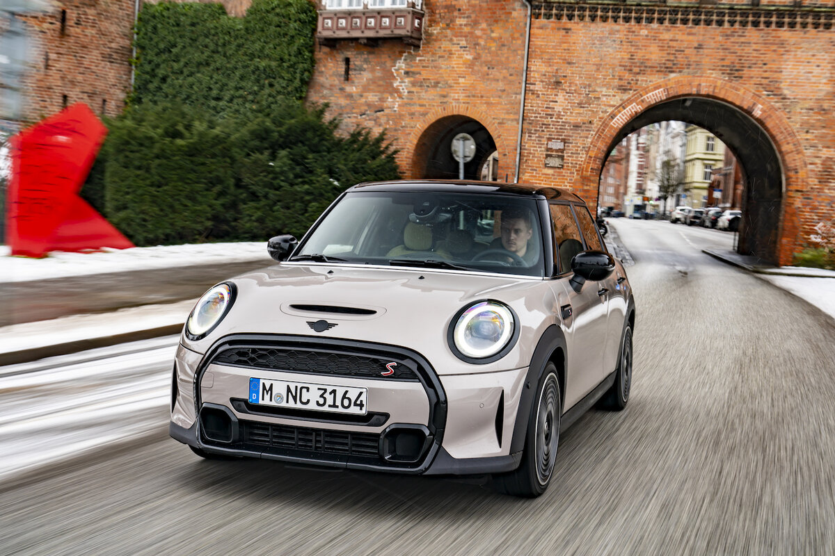 Новый пятидверный хэтчбек MINI 2022