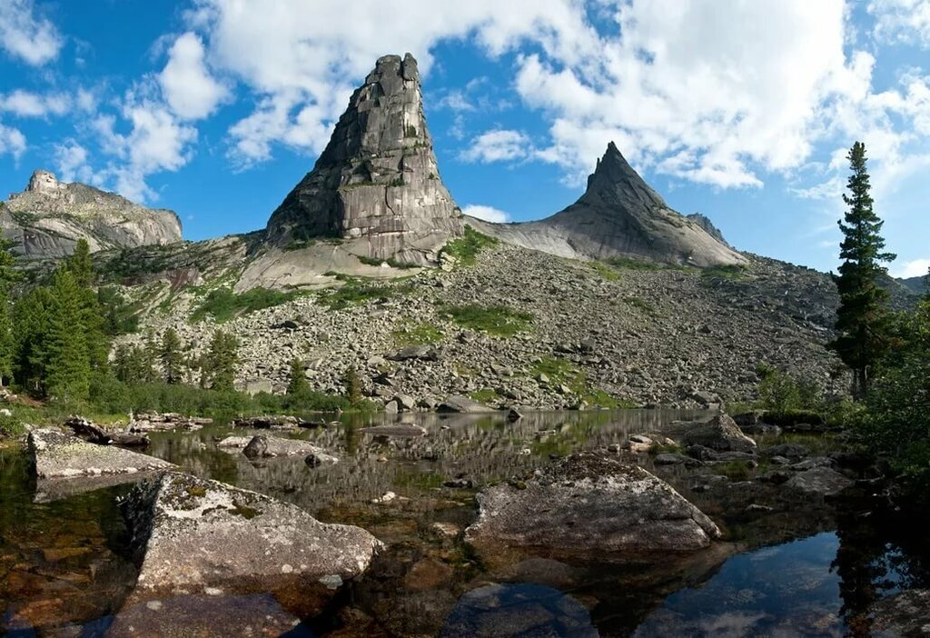 Природный парк Ергаки парабола. Природный парк Ергаки, западные Саяны, гора парабола. Гора парабола Ергаки. Озеро художников Ергаки парабола.