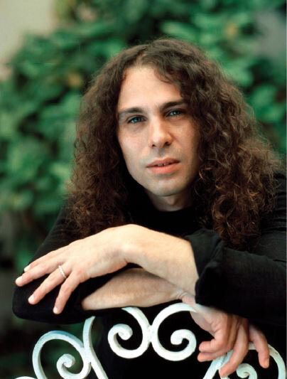 Ронни Джеймс Дио, 1977 год. Вокруг «Радуги» пока еще безоблачное небо || Getty