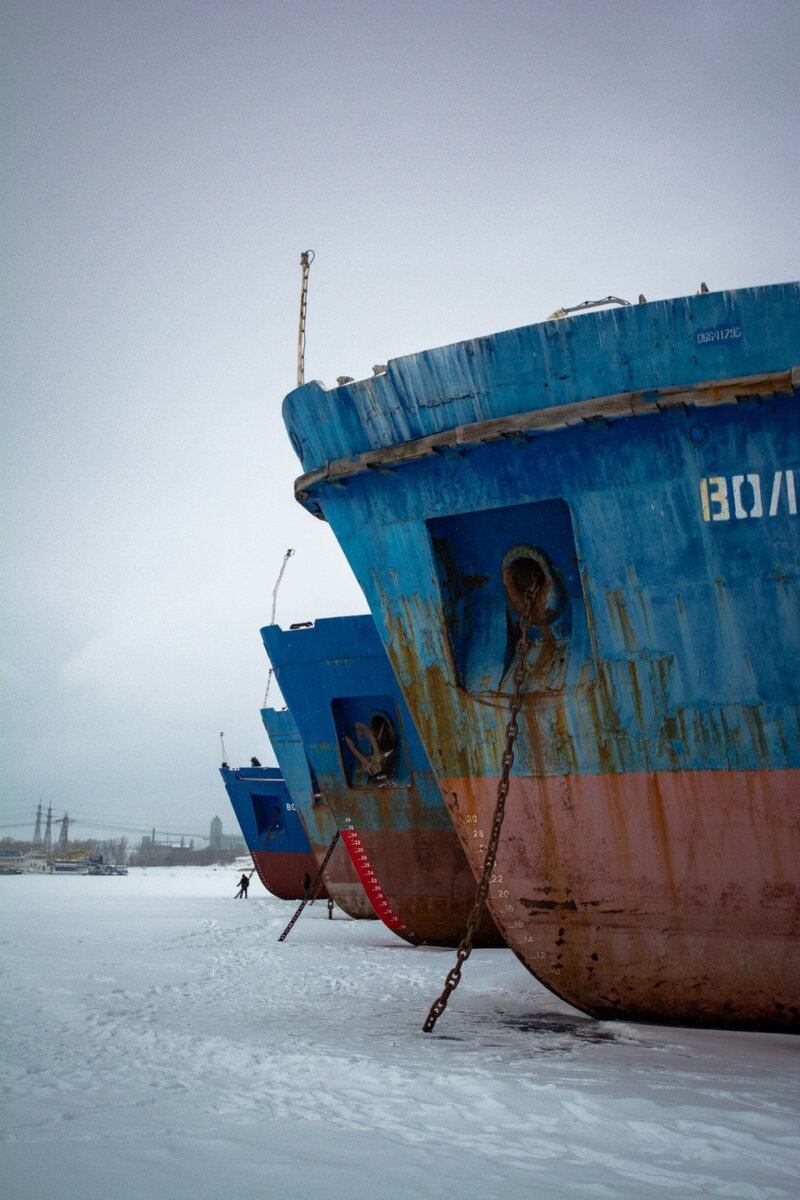 Хорошо видно масштаб в сравнении с людьми